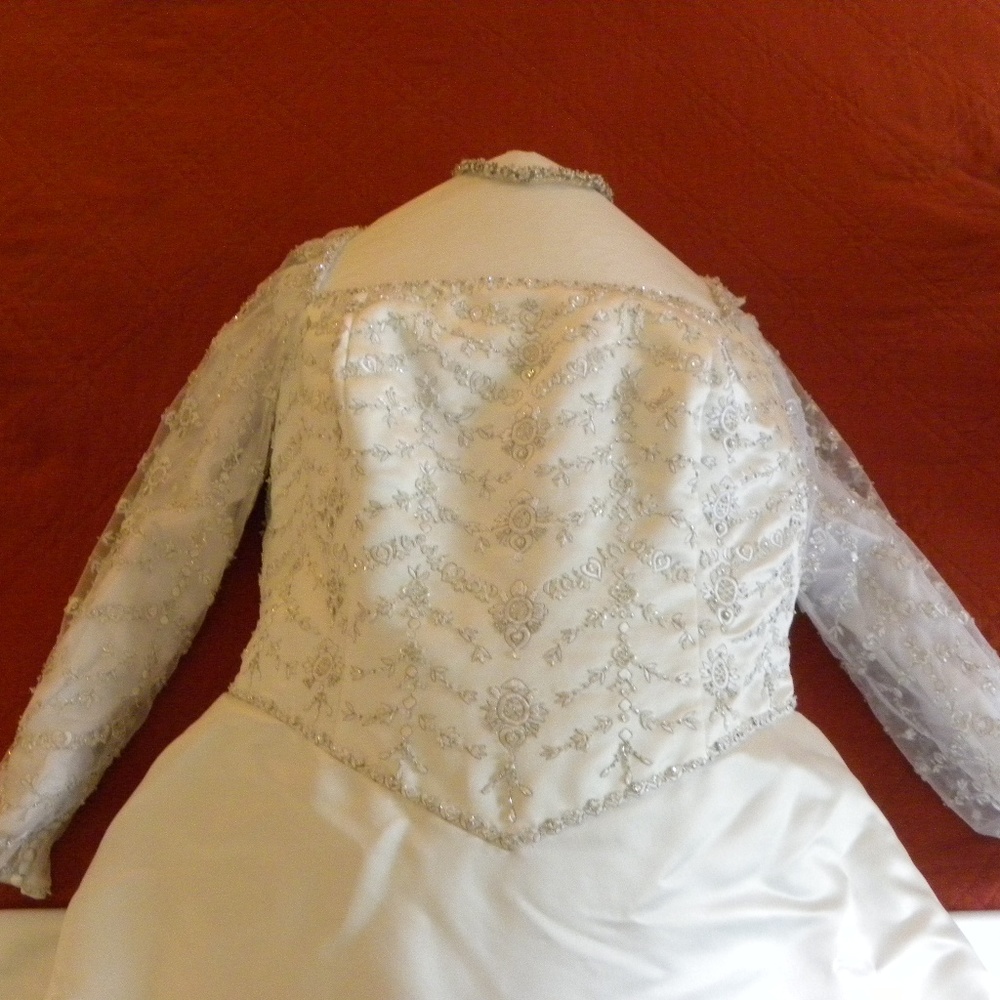Wedding dress size 18 and headband - Picture 2 of 6